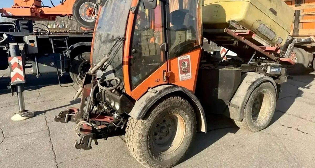 В Череповец привезли восемь мини-машин из Москвы для уборки тротуаров