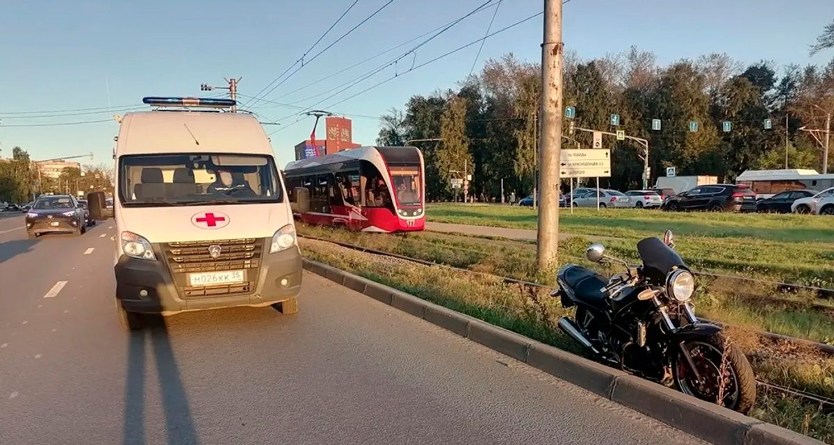 Байкер попал в больницу после ДТП на проспекте Победы в Череповце