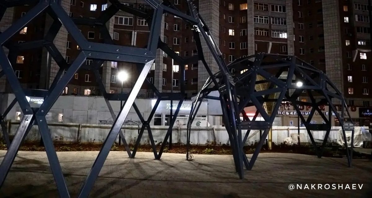 Площадь Химиков впервые зажглась новым светом — там готовят сцену, скульптуру мамонта и спорткомплекс