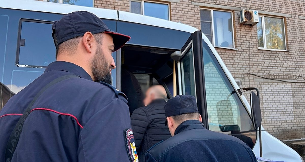 Мигрант продолжал ходить на работу, не зная, что его уже уволили, и попался на рейде «Тень»