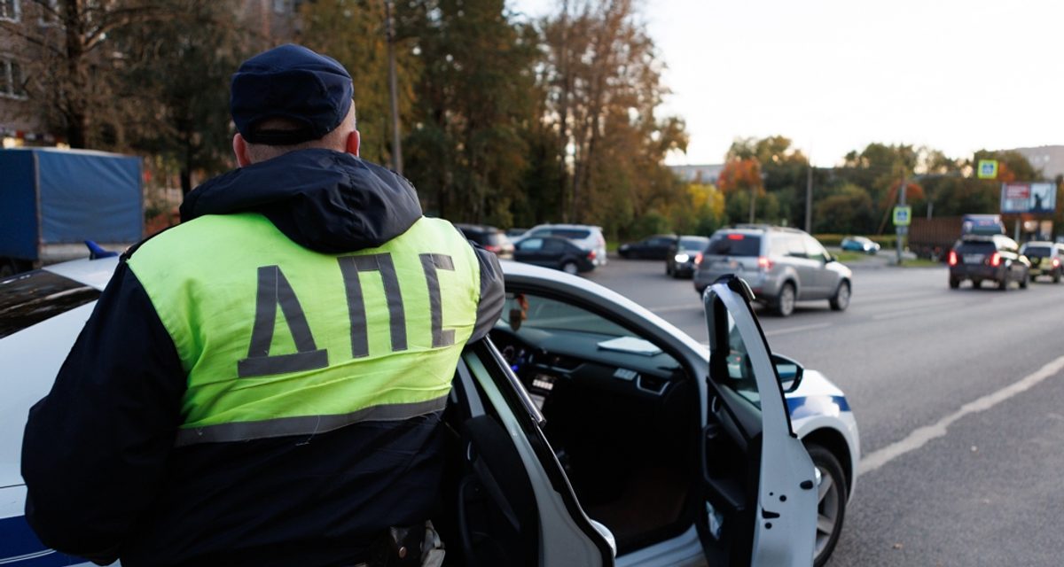 Двух подростков поймали на задней части автобуса в Череповце