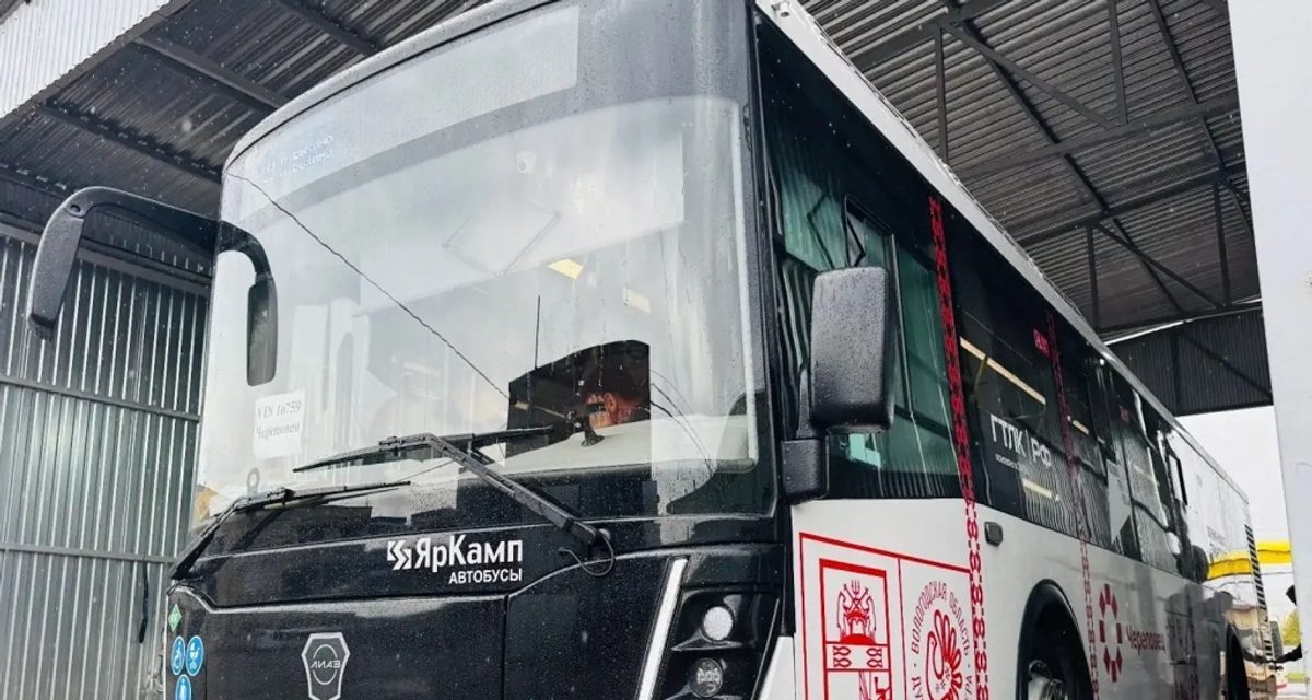 Череповец получил три новых газовых автобуса с символикой города