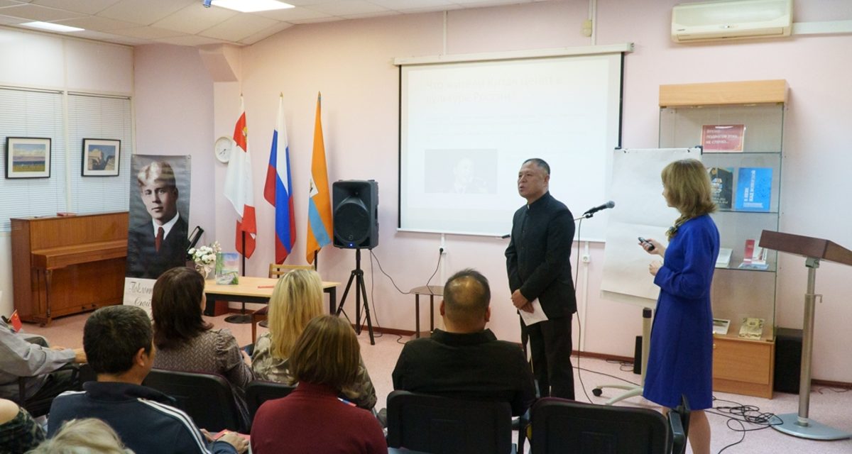 Филолог из Пекина прочитал Есенина по-китайски в Череповце, а к юбилею поэта выпустил книгу переводов