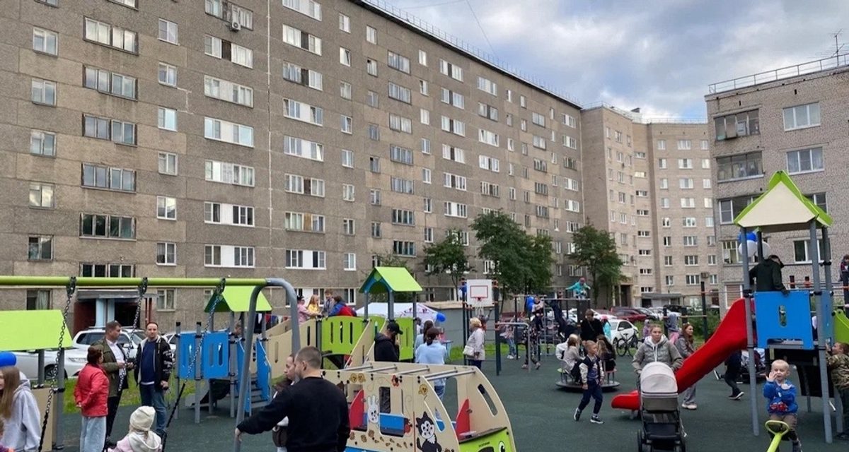 Во дворе у ТЦ «Макси» открыли новую детскую площадку